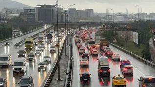 İstanbul'da yağışın da etkisiyle sabah saatlerinde trafik yoğunluğu oluştu