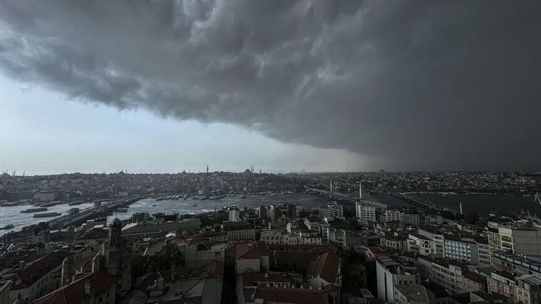 İstanbullular dikkat: Gece yarısından sonra fırtına ve yıldırım sağanağı vuracak