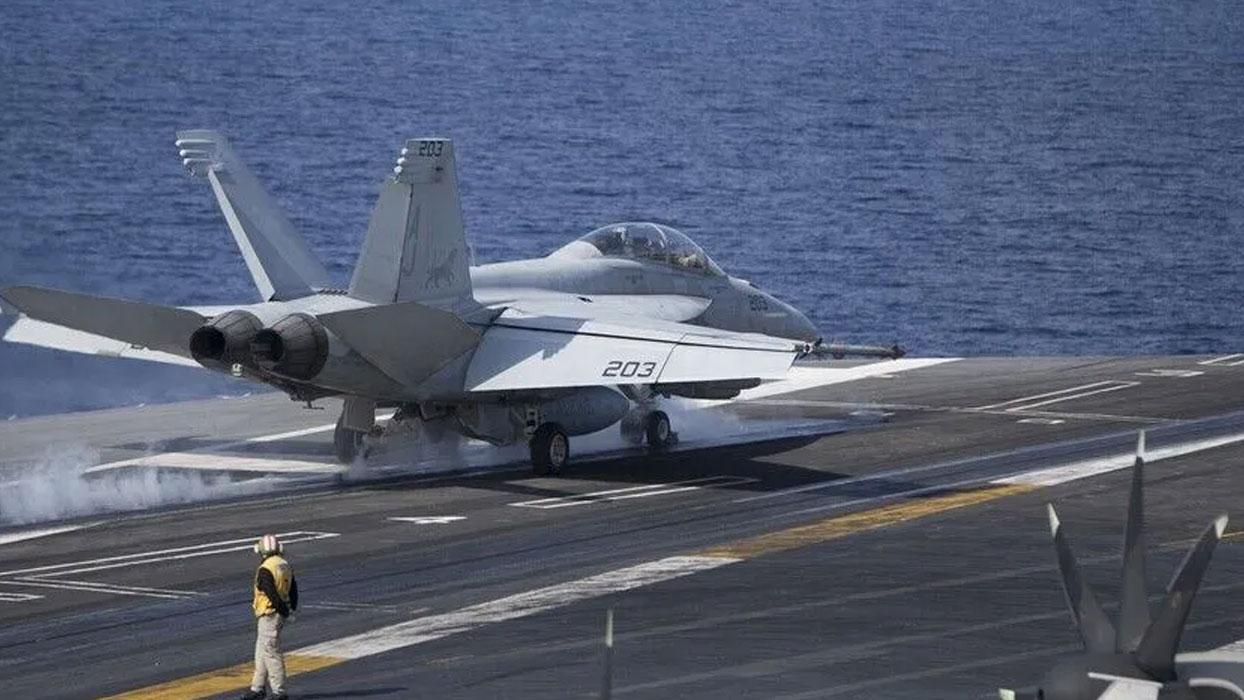 ABD'nin USS Dwight D. Eisenhower uçak gemisindeki kazada 4 kişi yaralandı