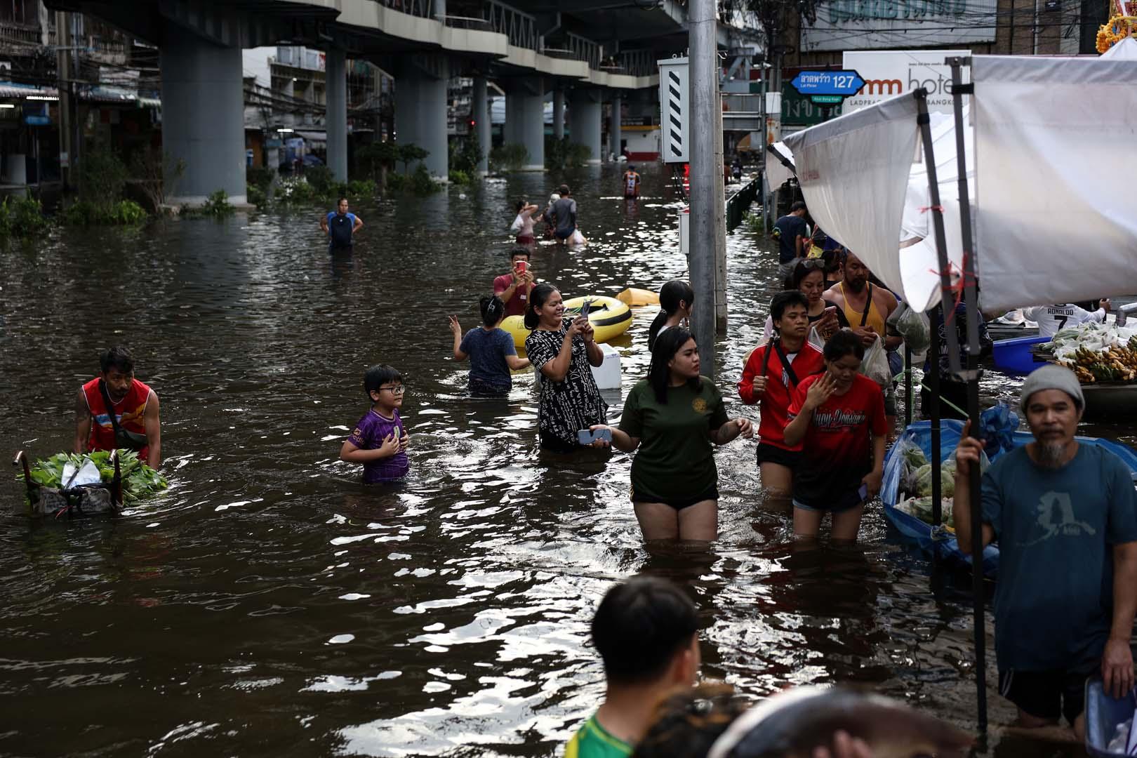 Bangkok'ta sel suları çekilmeye başladı! Felaket 700 bin kişiyi etkiledi