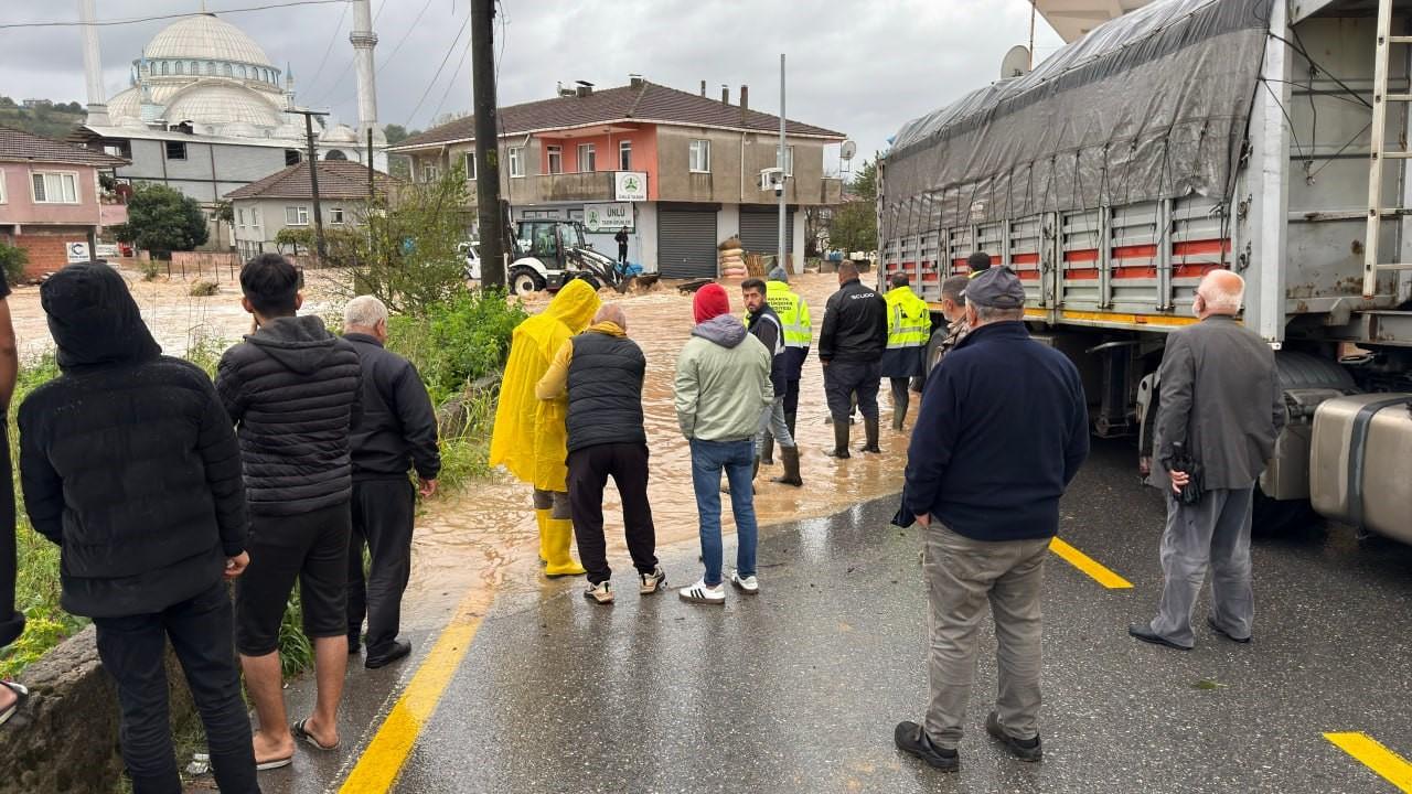 Evleri su bastı, tarım arazilere göle döndü: Eğitime bir gün ara verildi