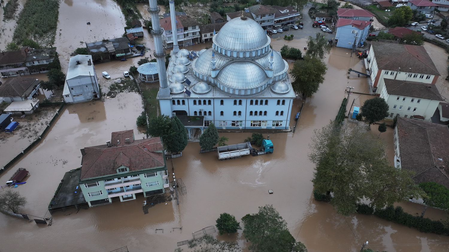 Sakarya'da sel nedeniyle bazı okullar tatil edildi
