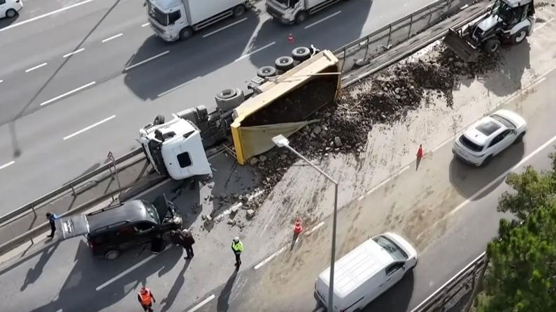 Arnavutköy'de hafriyat kamyonu devrildi: Molozlar karşı şeride savruldu, 1 yaralı