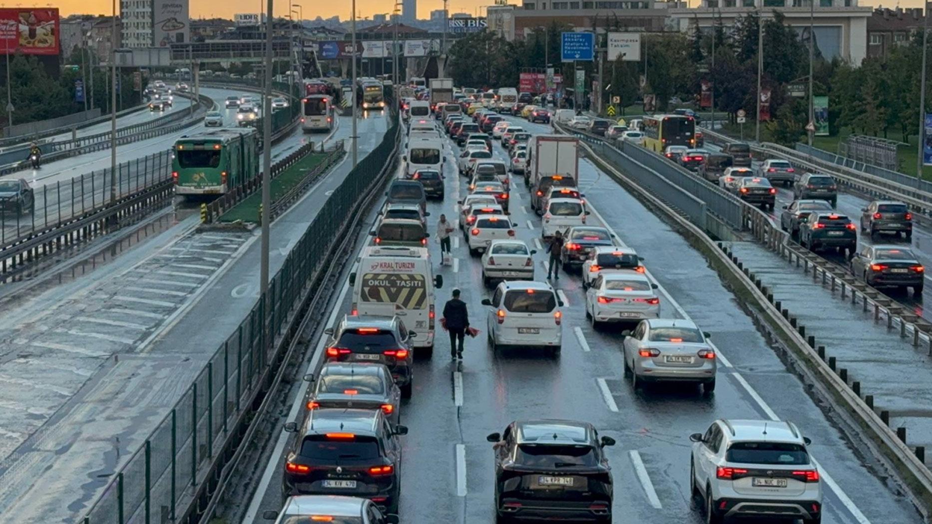İstanbul'da yağışla birlikte trafik yoğunluğu yüzde 81'e çıktı