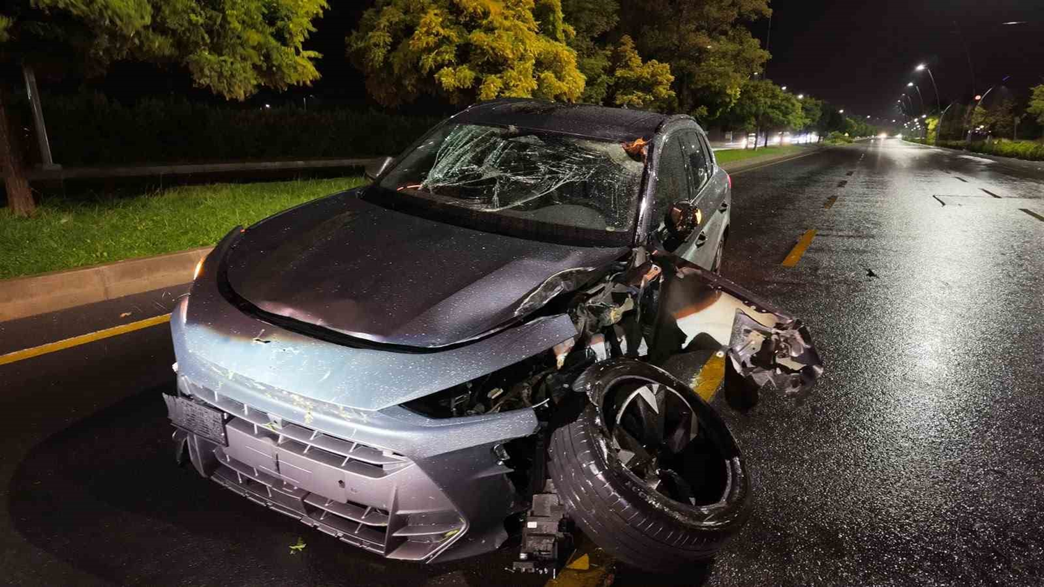 Niğde'de refüje çıkarak, ağaca çarpan SUV araç kullanılamaz hale geldi
