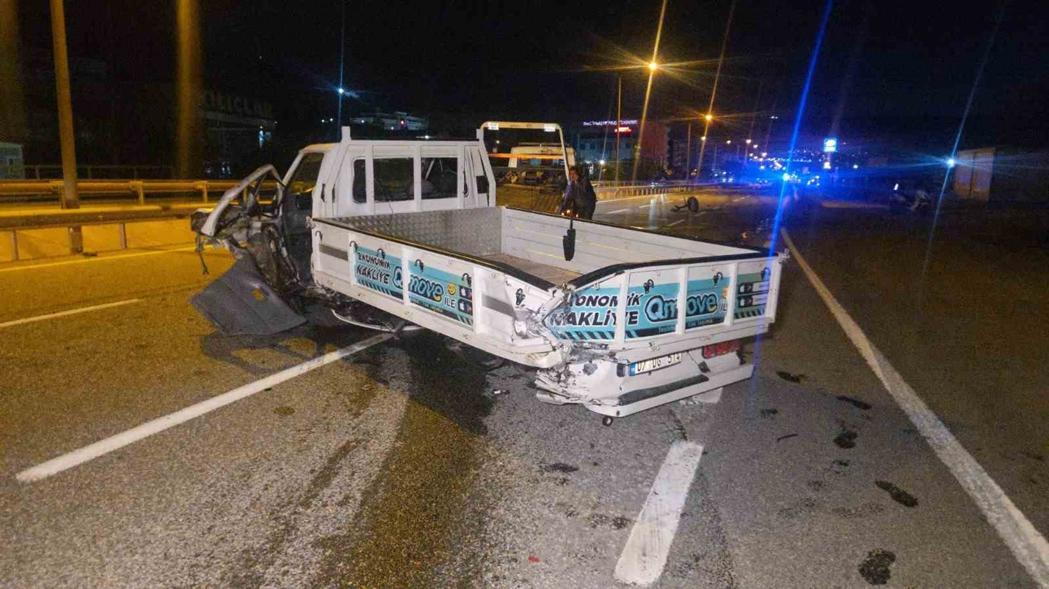 Orhangazi'de kaza: Otomobil kamyonete çarptı, 3 yaralı