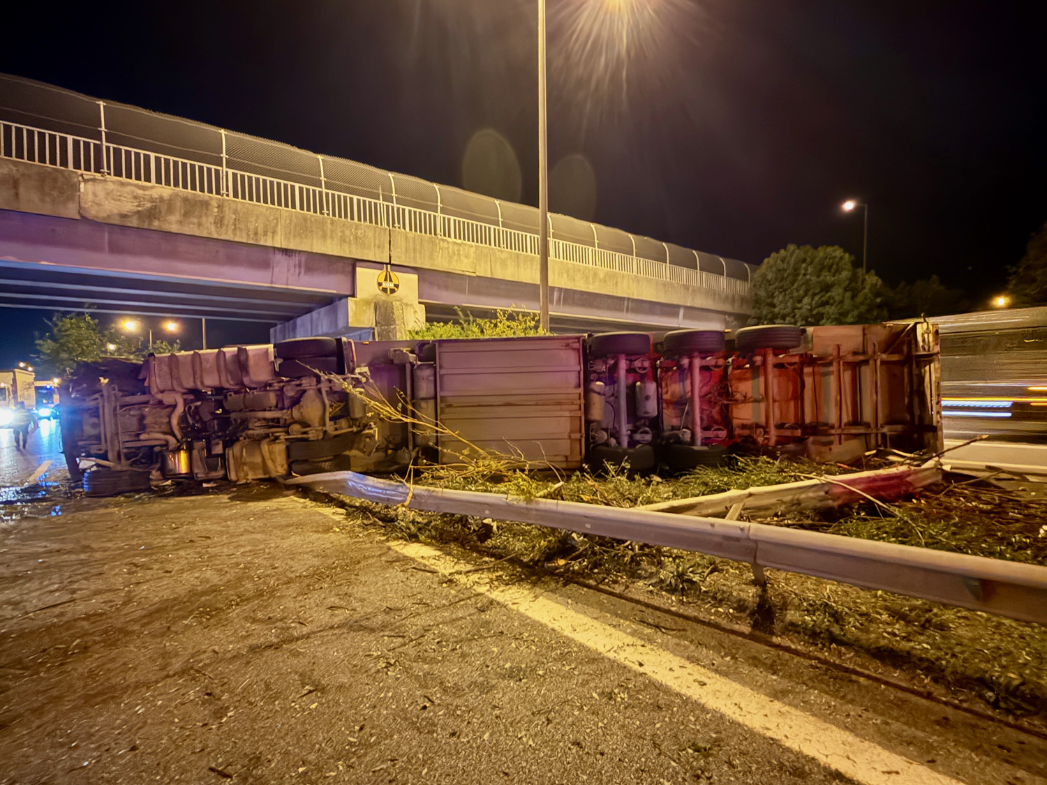 Düzce'de parfüm yüklü tır devrildi, trafik aksadı!