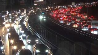 İstanbul'da E-5 karayolu trafiği çileye dönüştürüyor