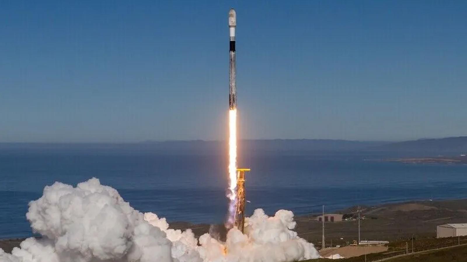 SpaceX, "Transporter-18" görevi kapsamında 130 faydalı yükü uzaya gönderdi