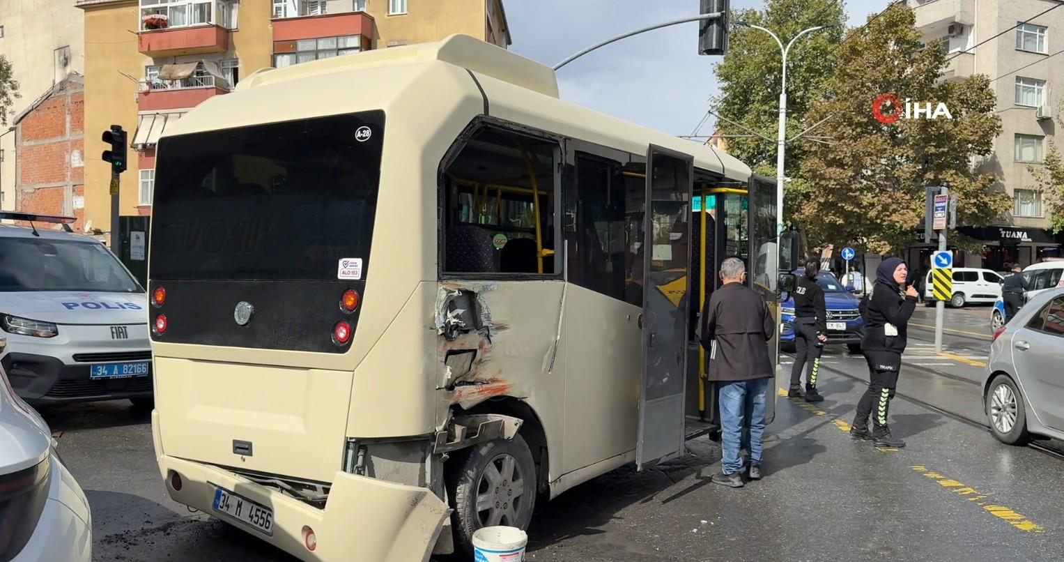 Tramvay ters yönden dönüş yapan minibüse çarptı: Yaralılar var