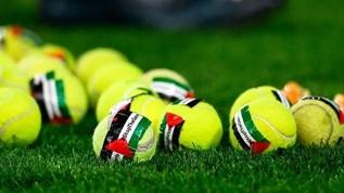 İrlandalı taraftarlar Filistin bayraklı tenis toplarıyla İsrail'i protesto etti