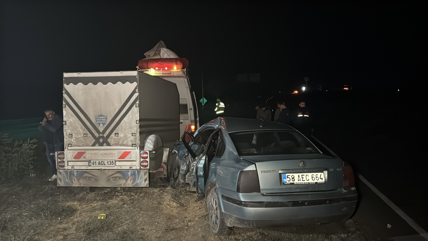 Sivas'ta minibüsle otomobilin çarpıştığı kazada 2 kişi yaralandı