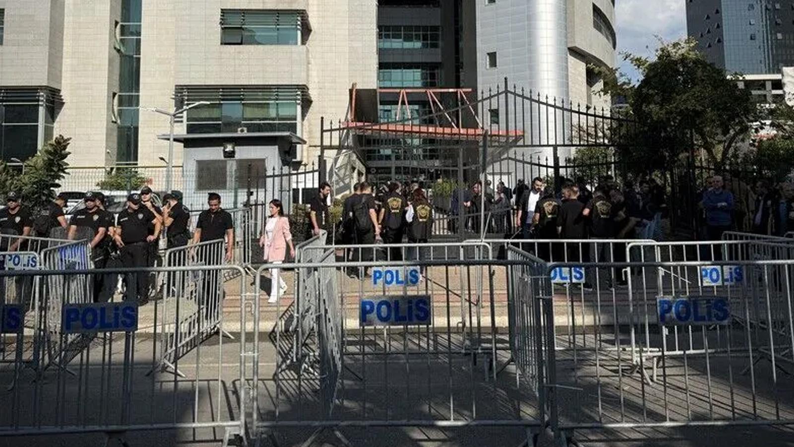 Mersin'deki yolsuzluk soruşturmasında gözaltına alınan 3 belediye başkanı ve 56 kişi adliyede
