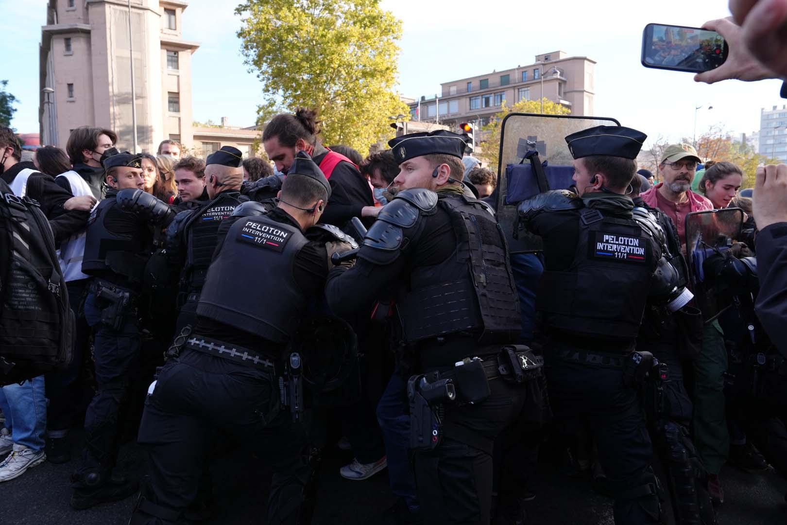 Fransa'da liselilerin öfkesi sokaklara taştı! Bir okulda başlayan eylem ulusal krize dönüştü