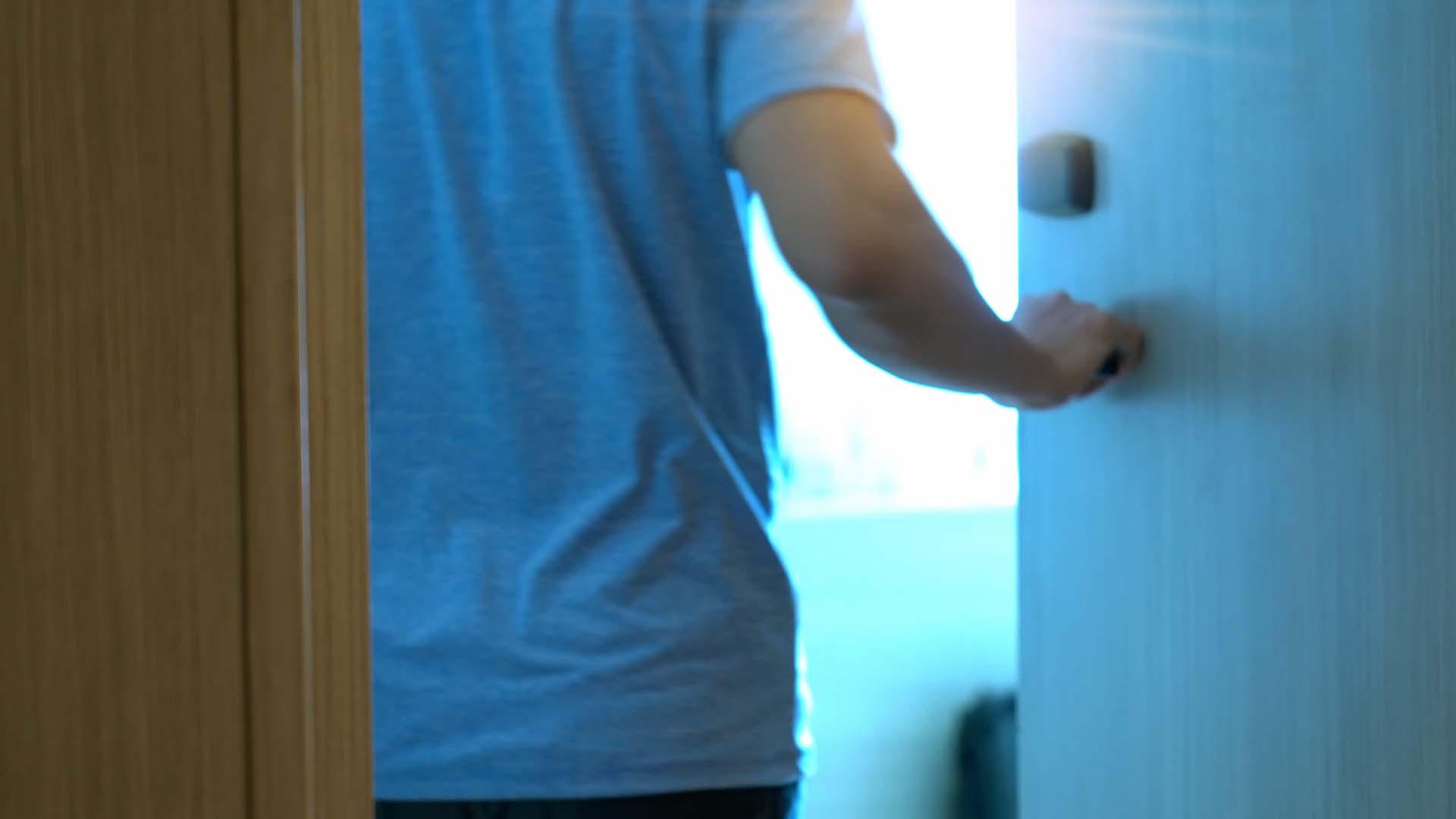Psikolojinin efsanesi çürüyor! Neden diğer odaya geçince ne yapacağımızı unuturuz?