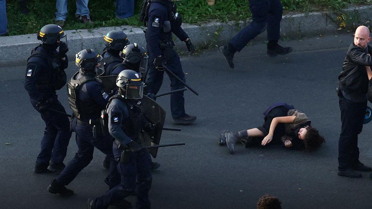 Eğitim protestoları Belçika'ya sıçradı: Brüksel'de öğrenciler parlamentoya yürüdü