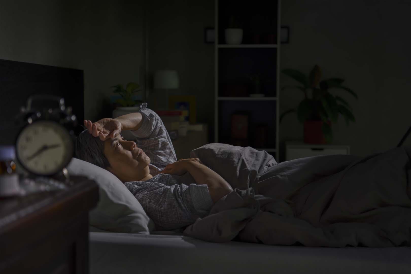 Gece aniden uyanıyorsanız dikkat! Bedeniniz bu 3 gizli tehlikeyi işaret ediyor olabilir