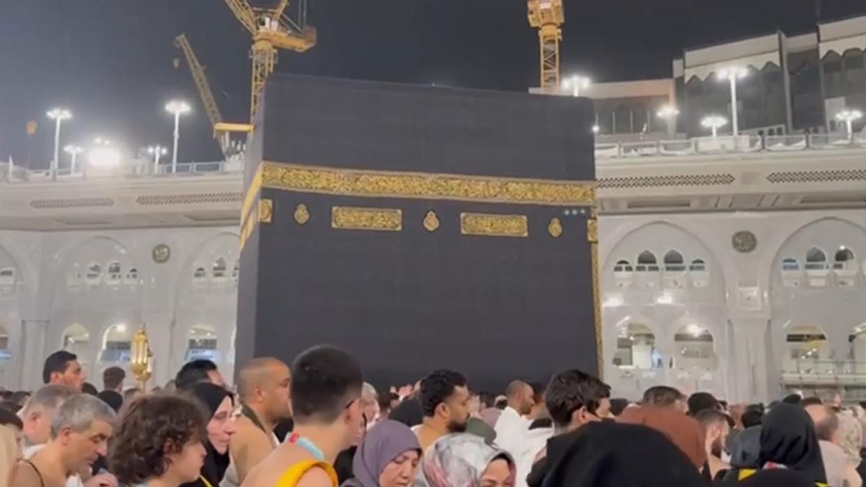 Kabe'de Müslümanlar sağanak altında akşam namazı kıldı