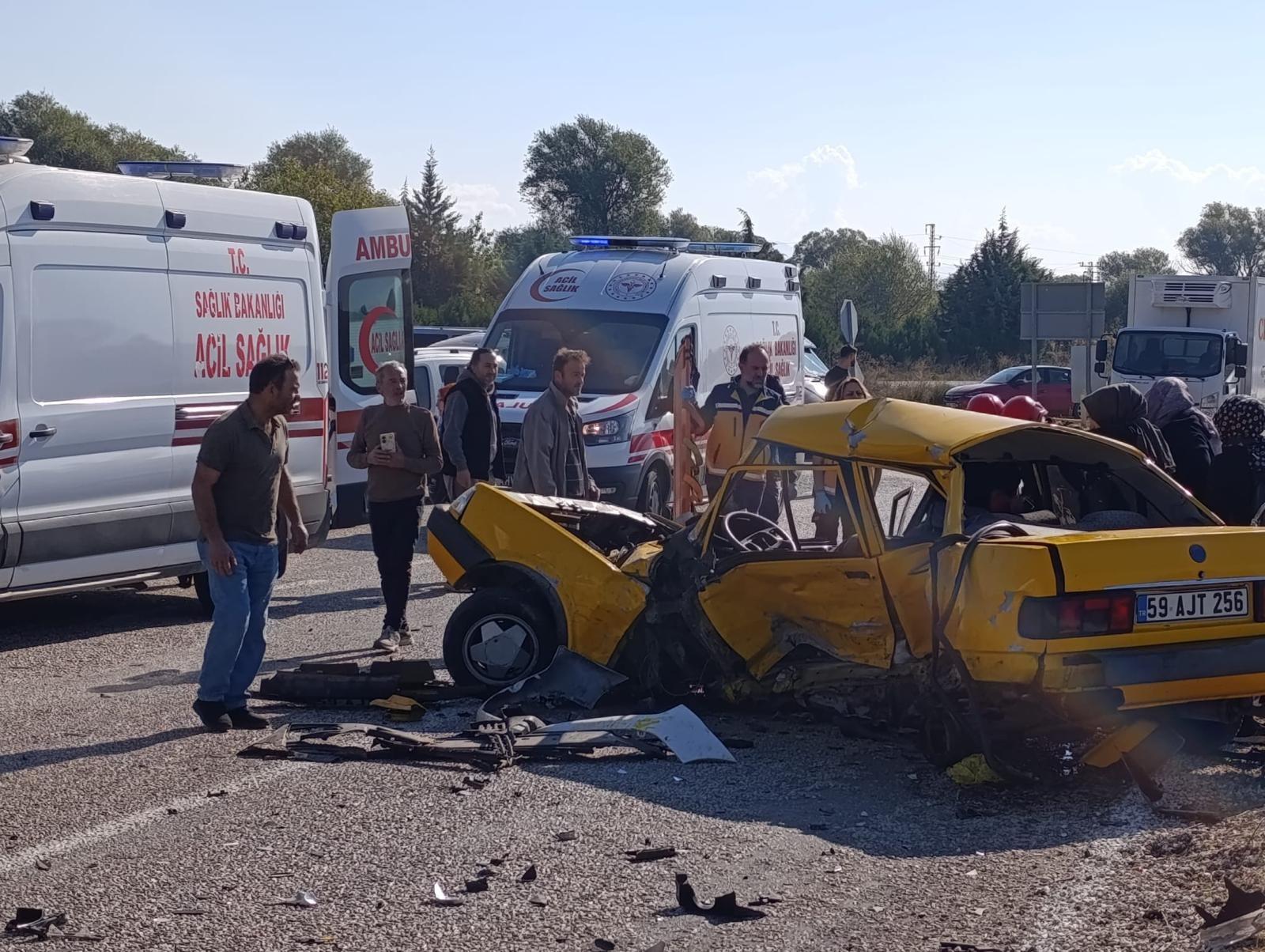 Otomobilin kağıt gibi ezildiği kazadan acı haber! 3 ölü 1 yaralı