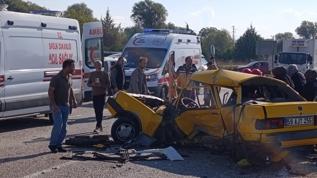 Otomobilin kağıt gibi ezildiği kazadan acı haber! 3 ölü 1 yaralı