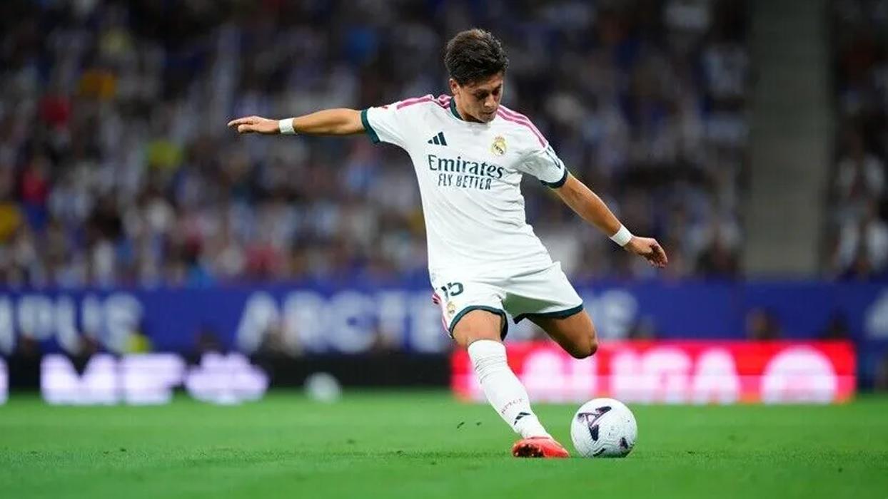 Real Madrid'de eylül ayının futbolcusu seçilen Arda Güler ödülünü aldı