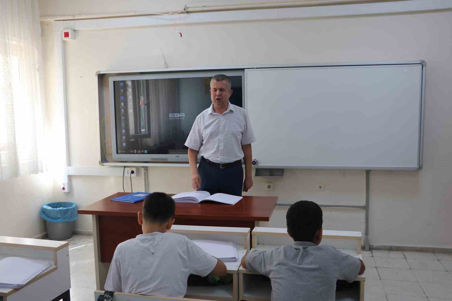Alpay öğretmen, öğrencilerine gönül gözüyle yol gösteriyor