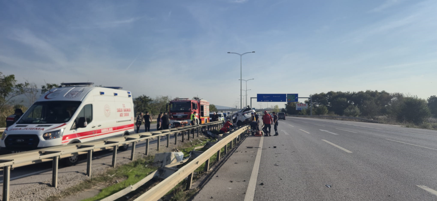 Balıkesir'de otomobilin bariyerlere çarptığı kazada 2 kişi yaralandı
