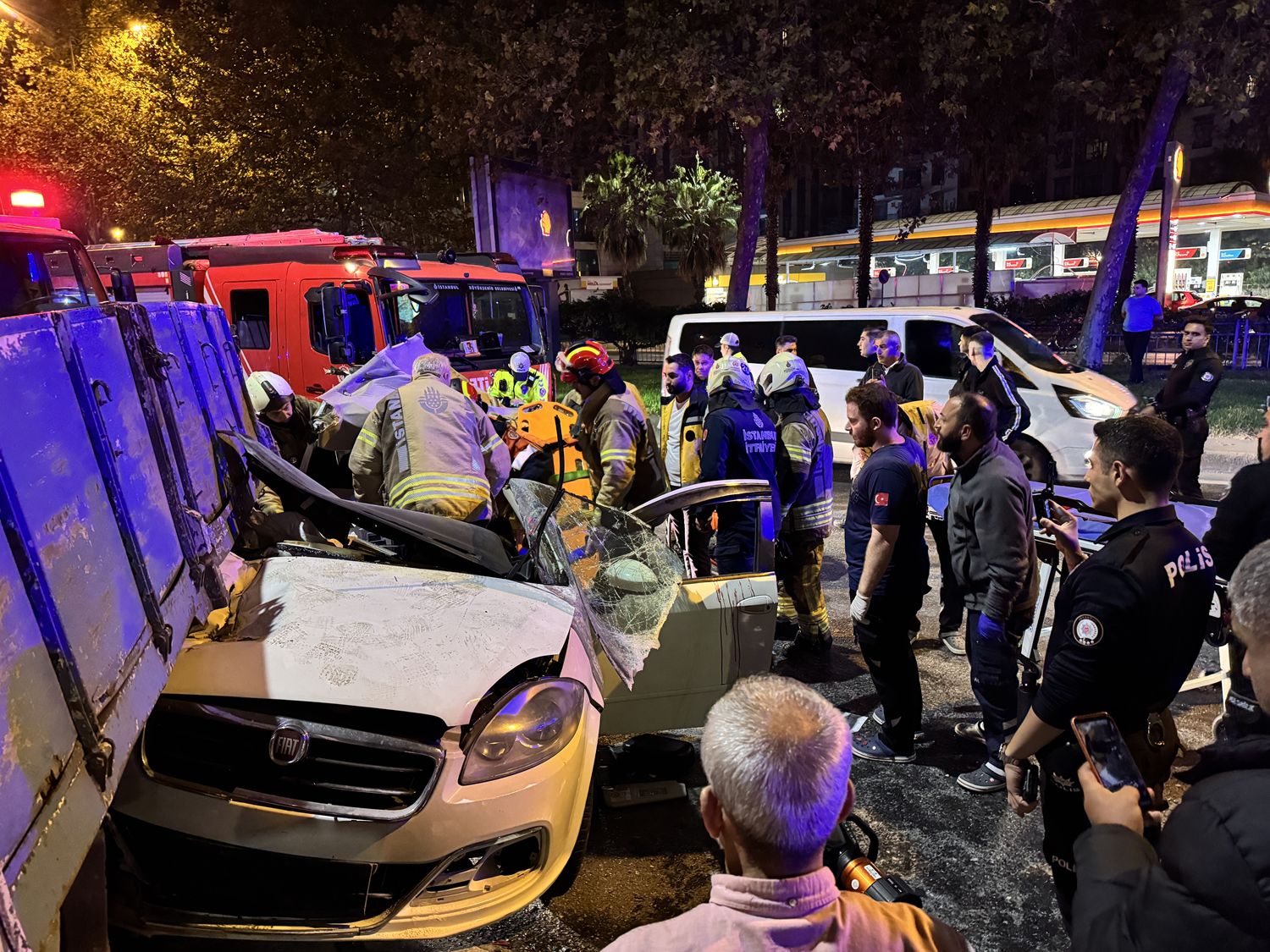 Beyoğlu'nda makas atan alkollü sürücü kamyonun altına girdi: 3 yaralı