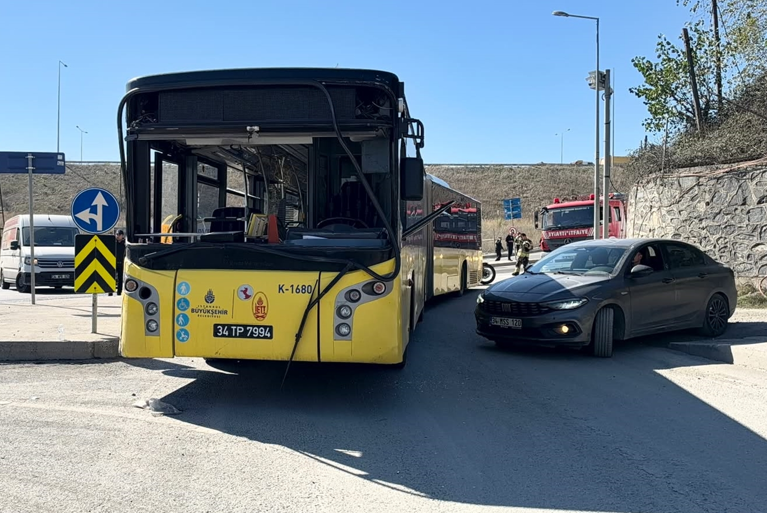 İETT otobüsü kaldırıma çarptı: 4 yolcu yaralandı