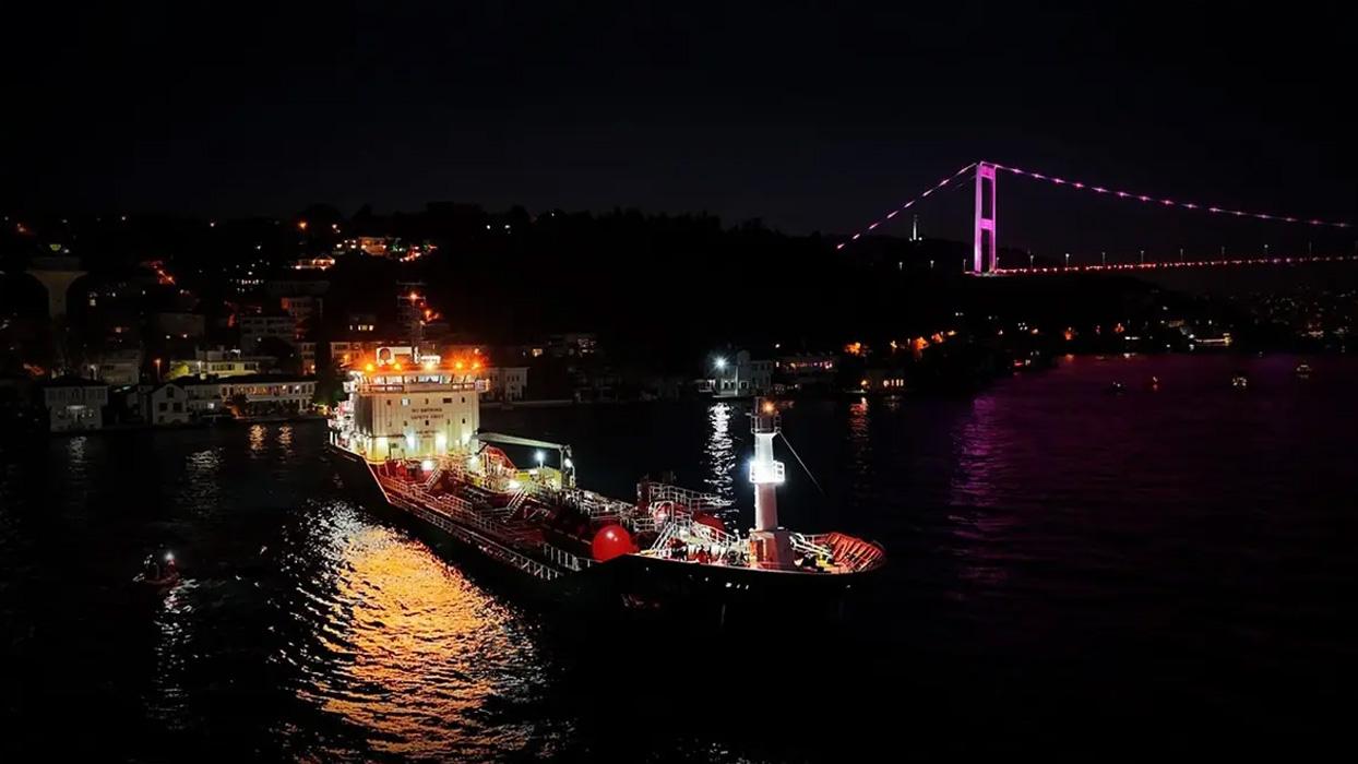 İstanbul Boğazı çift yönlü trafiğe kapatıldı! Dev tankerin makine arızası alarm verdi
