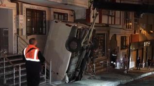 Şişli'de panelvan apartman boşluğuna düştü