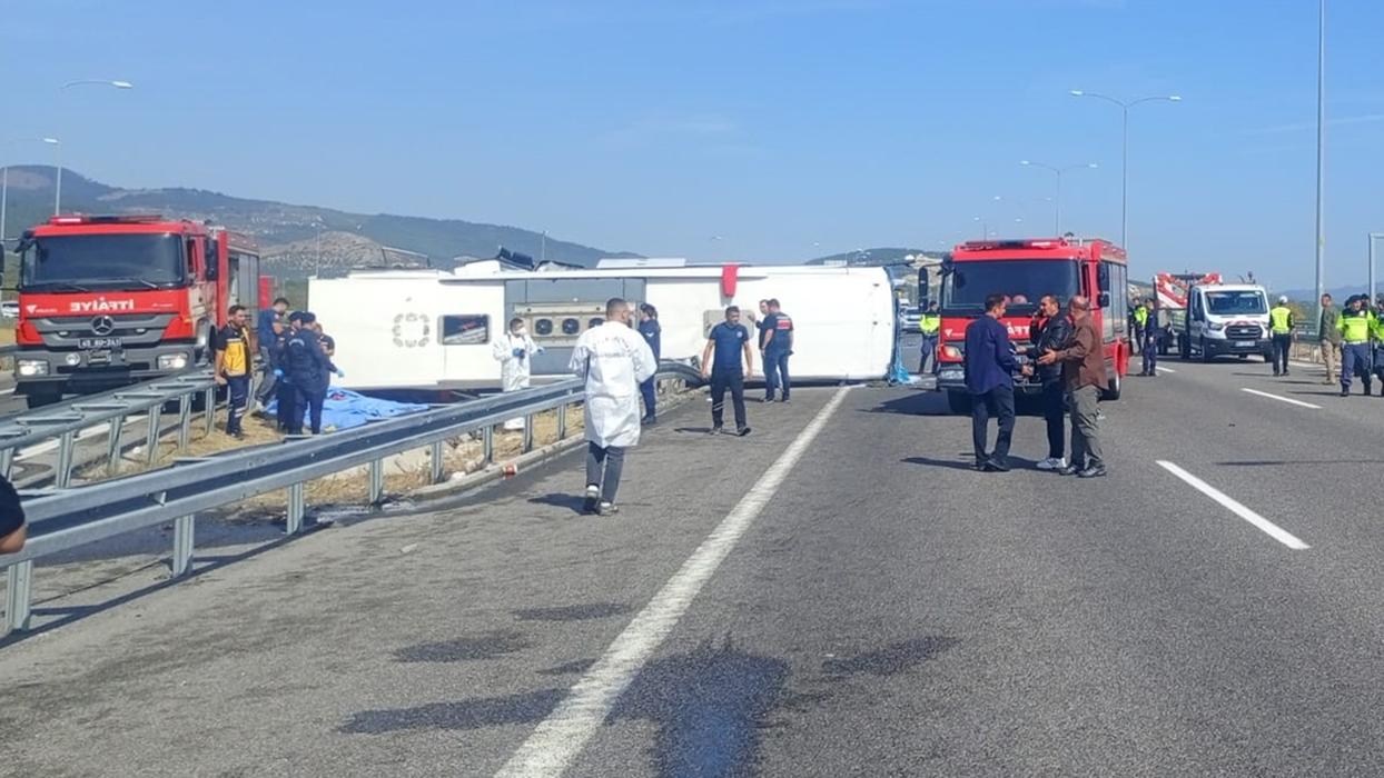 Manisa'da tur otobüsü ile çekici çarpıştı: 11 can kaybı, 27 yaralı