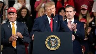 Trump kendi seçmenini ti'ye aldı! Hakaret etti, yine alkışlandı