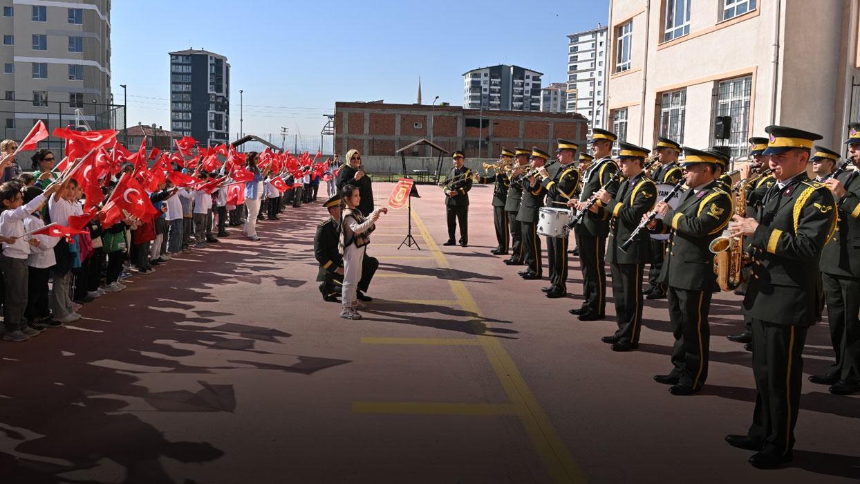 TSK gençlikle kucaklaştı: Kara Kuvvetleri Bandosundan unutmaz müzik şöleni