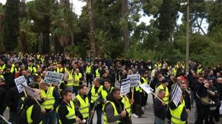 Komşuda “çıkmazdayız” sloganları: Binlerce polis sokaklara akın etti