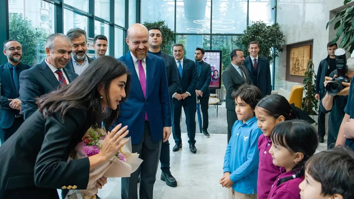 Özbekistan Cumhurbaşkanlığı İdaresi Başkanı Mirziyoyeva, YETEV Okulları'nı ziyaret etti
