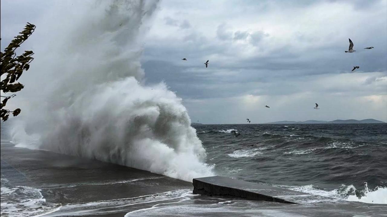 Rüzgarın hızı 90 saatte km'ye ulaşacak: Meteoroloji'den 8 il için fırtına kodu