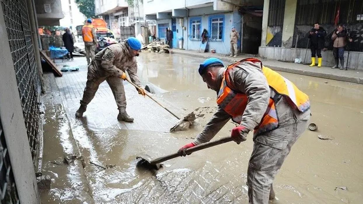 İstanbul'da sağanağın ardından hasarın izleri siliniyor