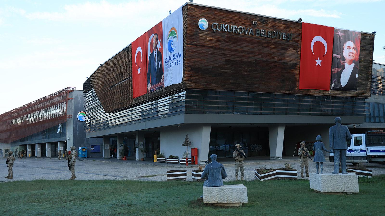 Çukurova Belediyesi operasyonunda Emrah Kozay, Soner Çetin ve diğer şüpheliler adliyeye sevk edildi