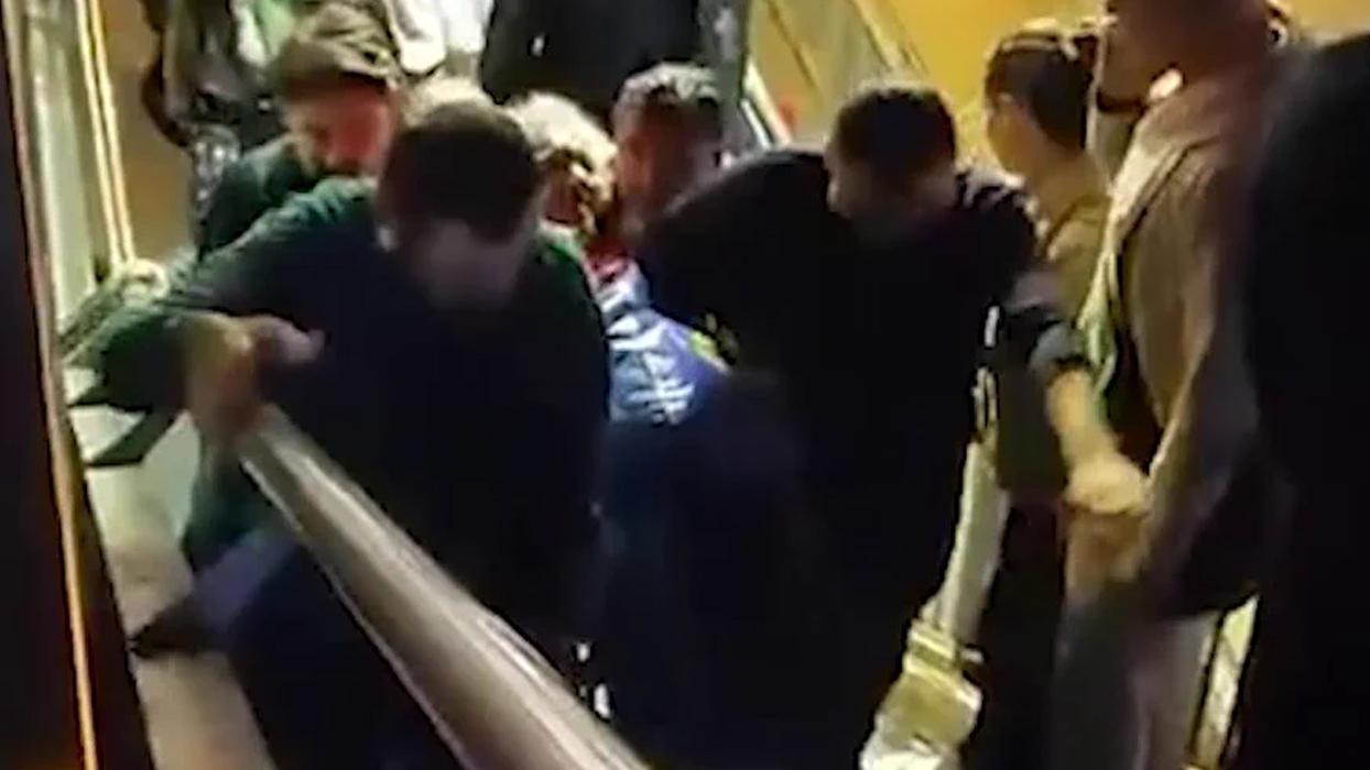 Haramidere'de asansör arızası: Engelli vatandaş merdivenlerden taşındı