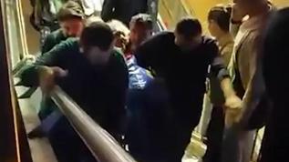 Haramidere'de asansör arızası: Engelli vatandaş merdivenlerden taşındı