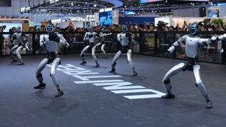 Şaşırtan teknoloji hamlesi! Dans eden ve takla atan robotlar artık bıçaklı saldırgan avlıyor