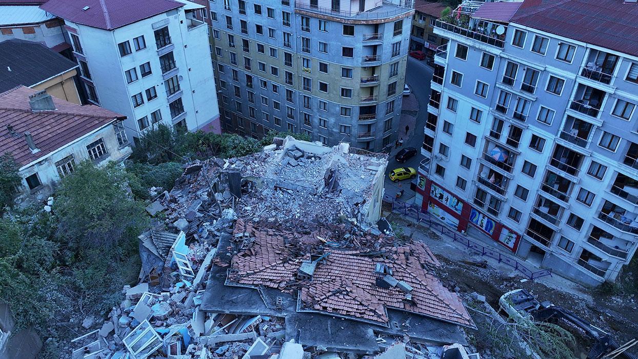 Zonguldak'ta bina faciasının boyutu gün ağarınca ortaya çıktı: 7 bina tahliye edildi