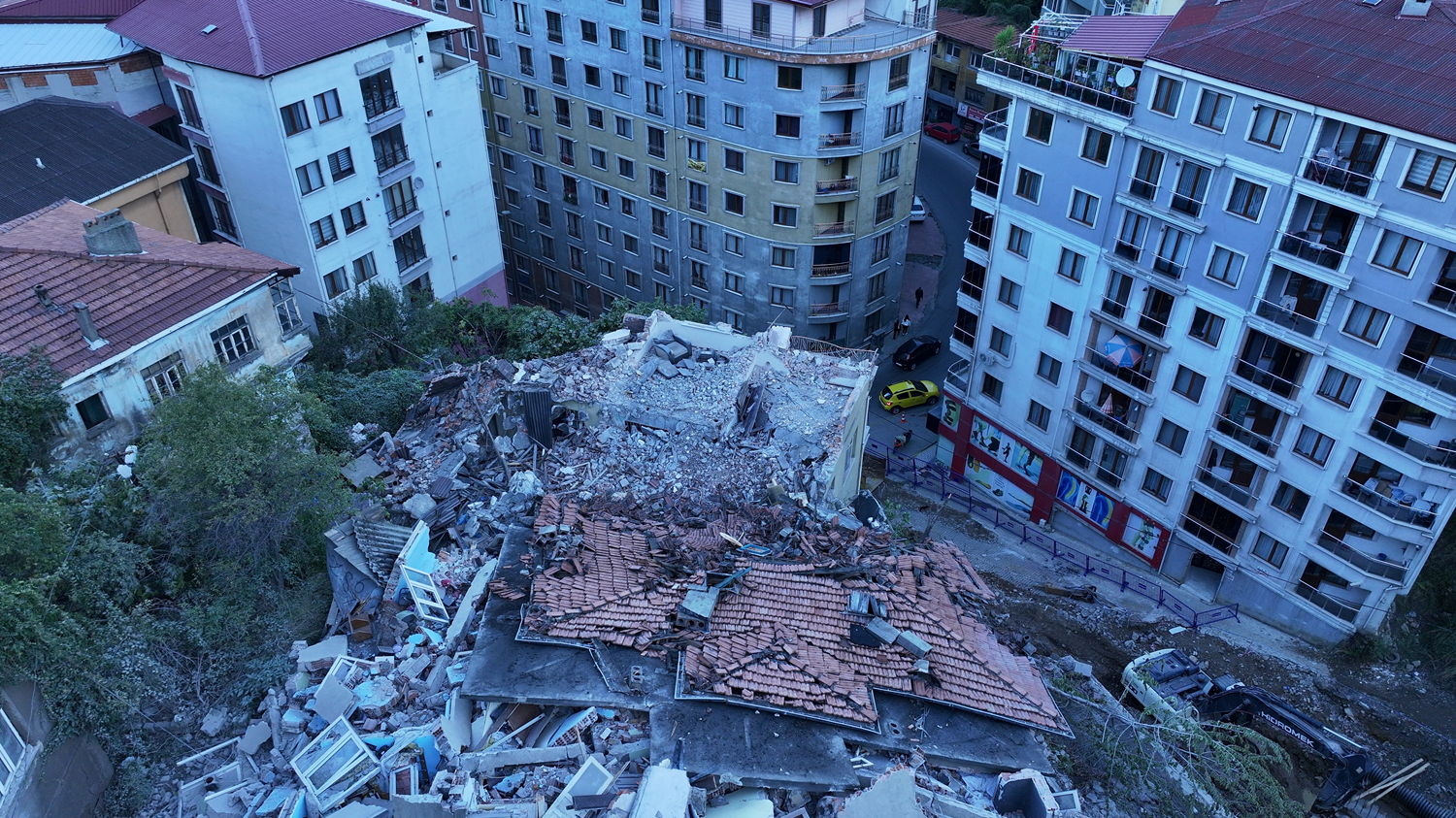 Zonguldak'ta bina faciasının boyutu gün ağarınca ortaya çıktı: 7 bina tahliye edildi