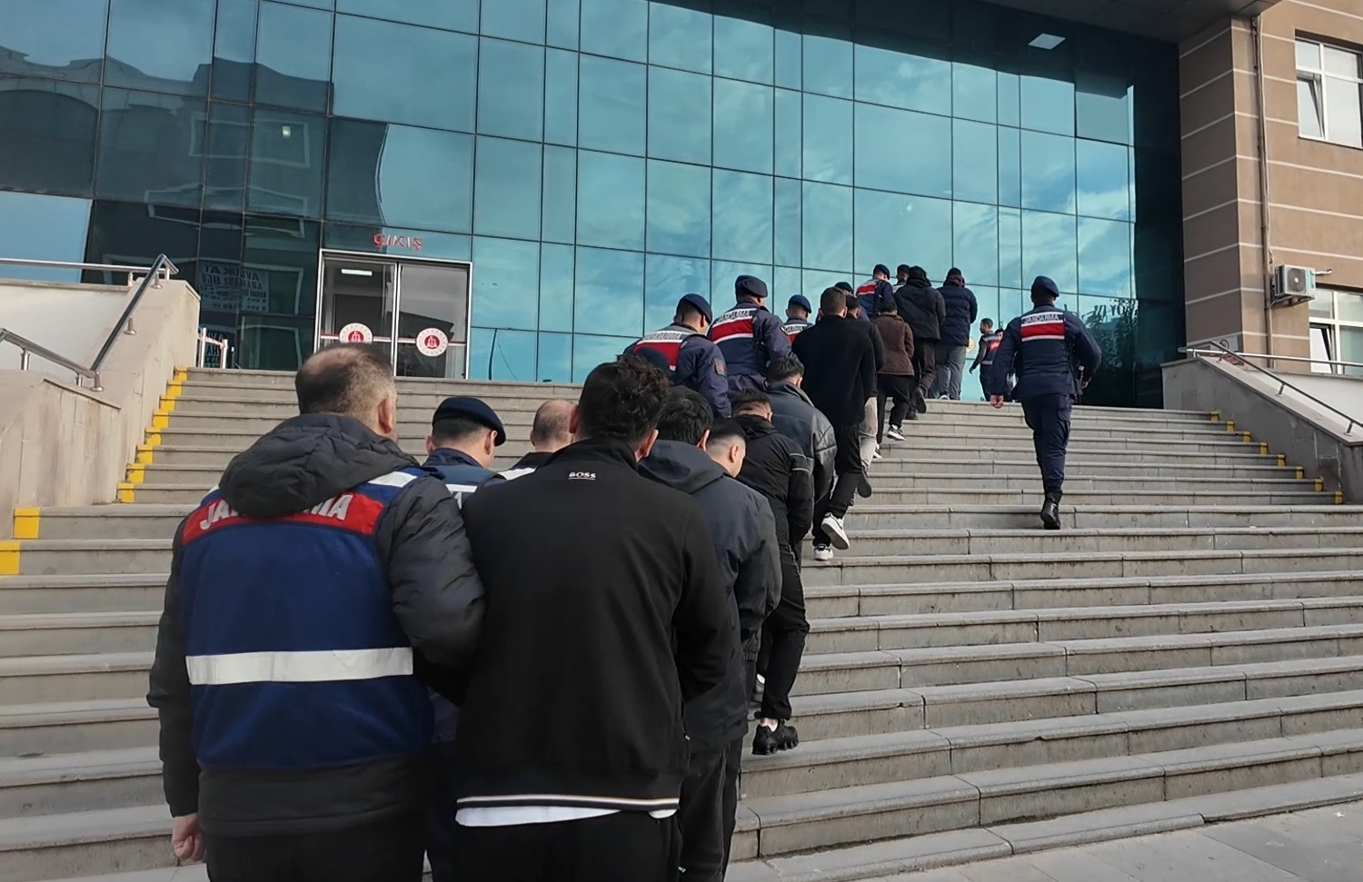 Hesaplarındaki rakam ağızları açık bıraktı! Yasa dışı bahis çetesinden 11 tutuklama