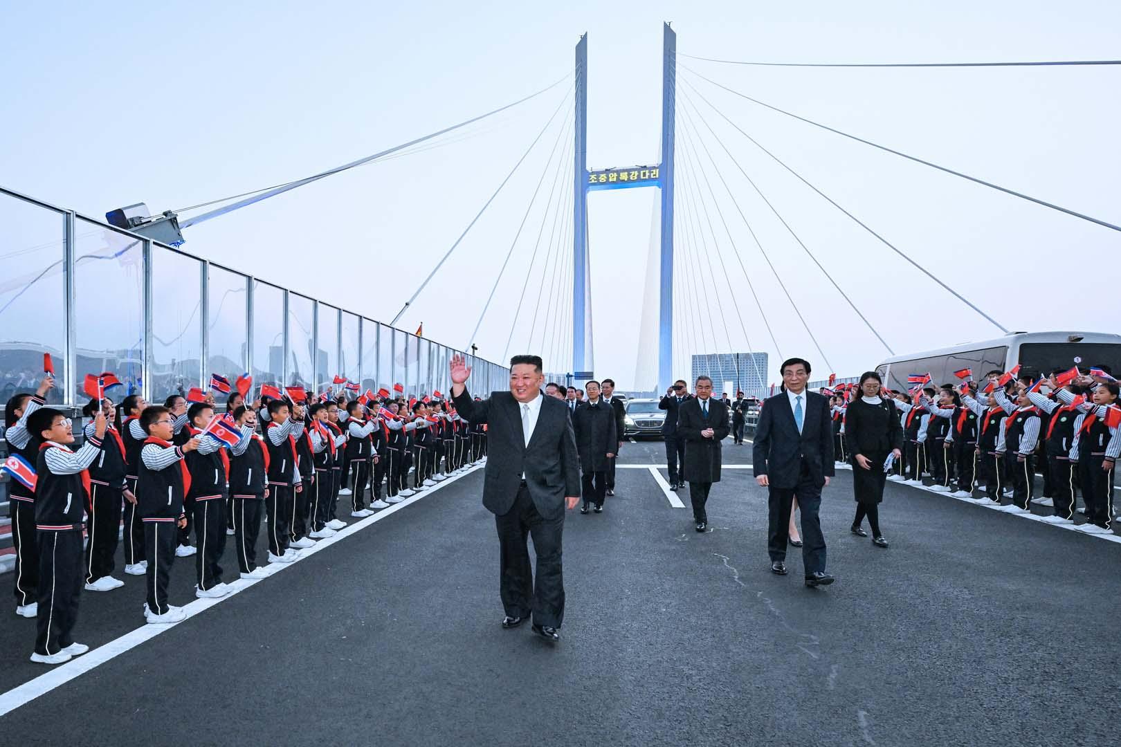 ABD'ye karşı köprüleri birleştirdiler! Kim Jong Un Çin'e gitti