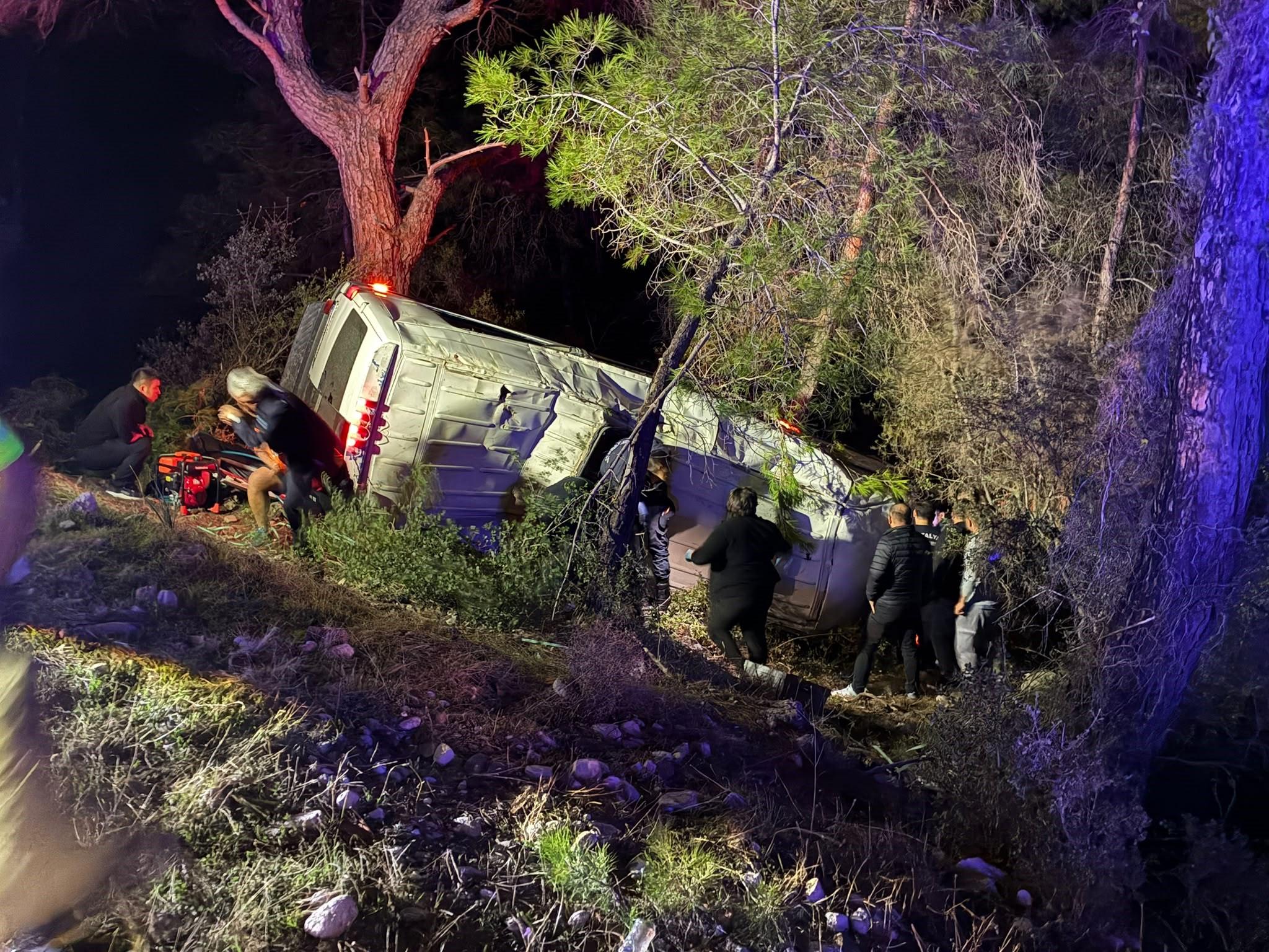 Antalya'da dağcıları taşıyan minibüs devrildi: 15 kişi yaralandı