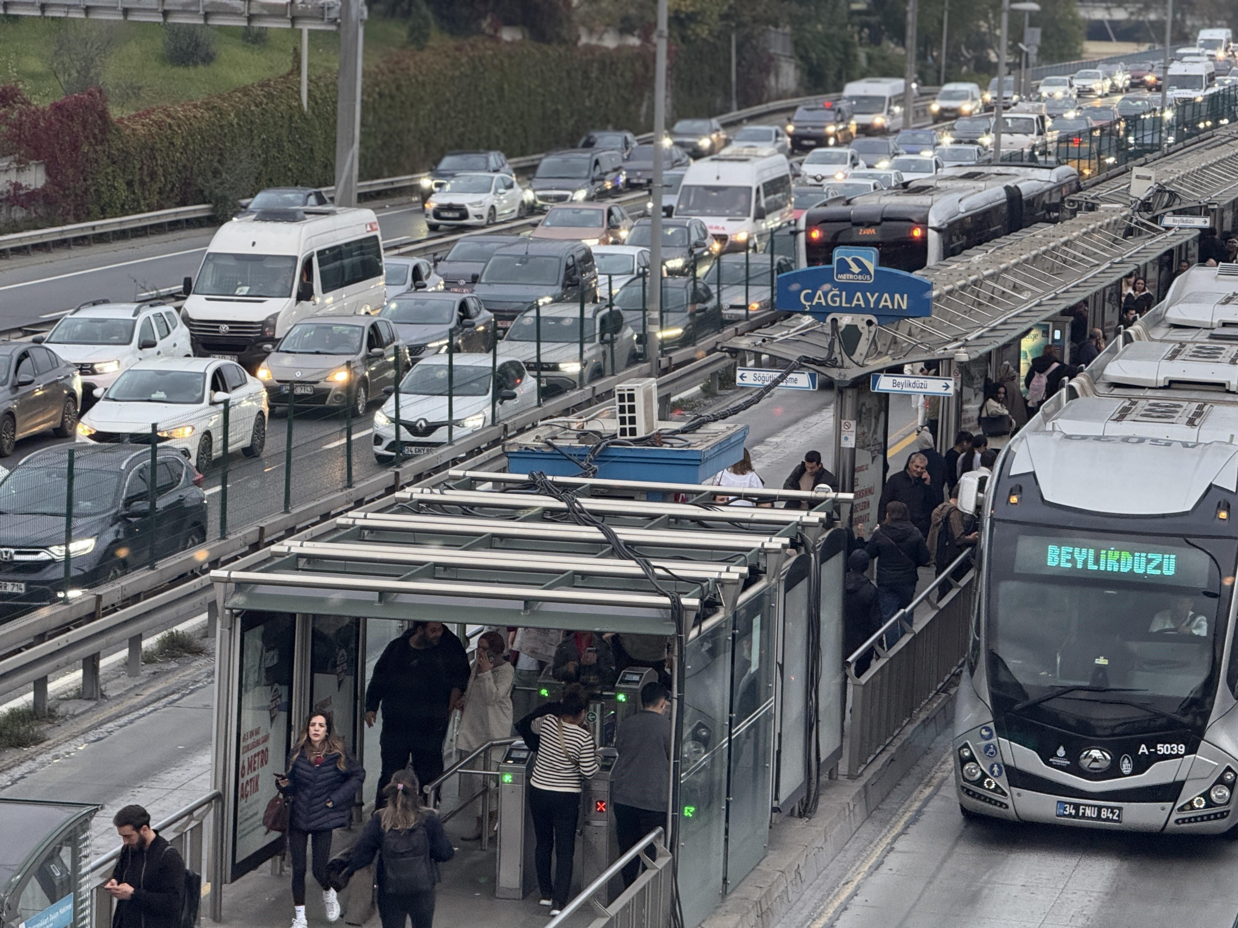 İstanbul'da derbi trafiği... Araç yoğunluğu başladı