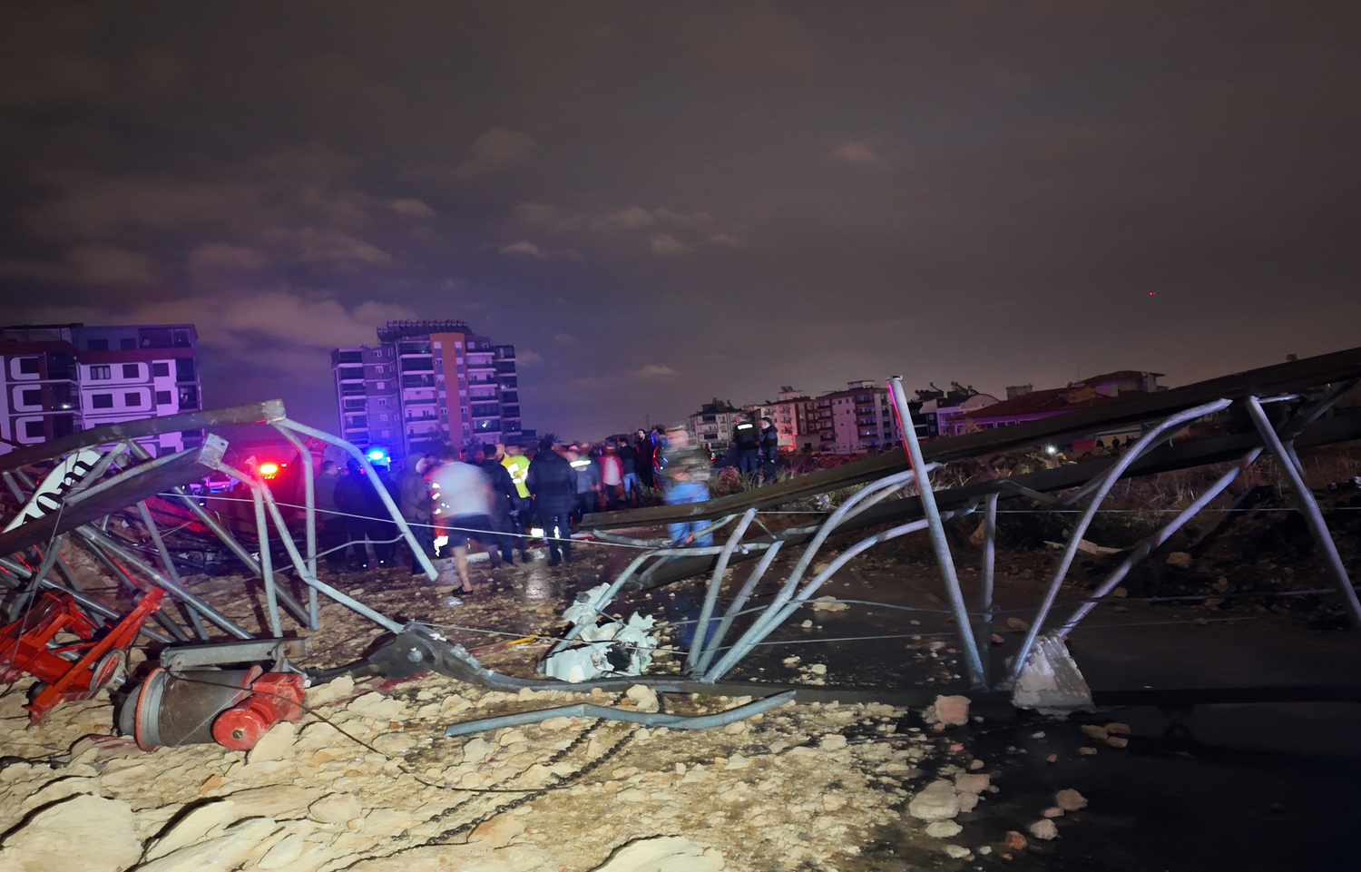 Antalya'da hortum faciası: 2 konteyner savruldu, 5 işçi hayatını kaybetti
