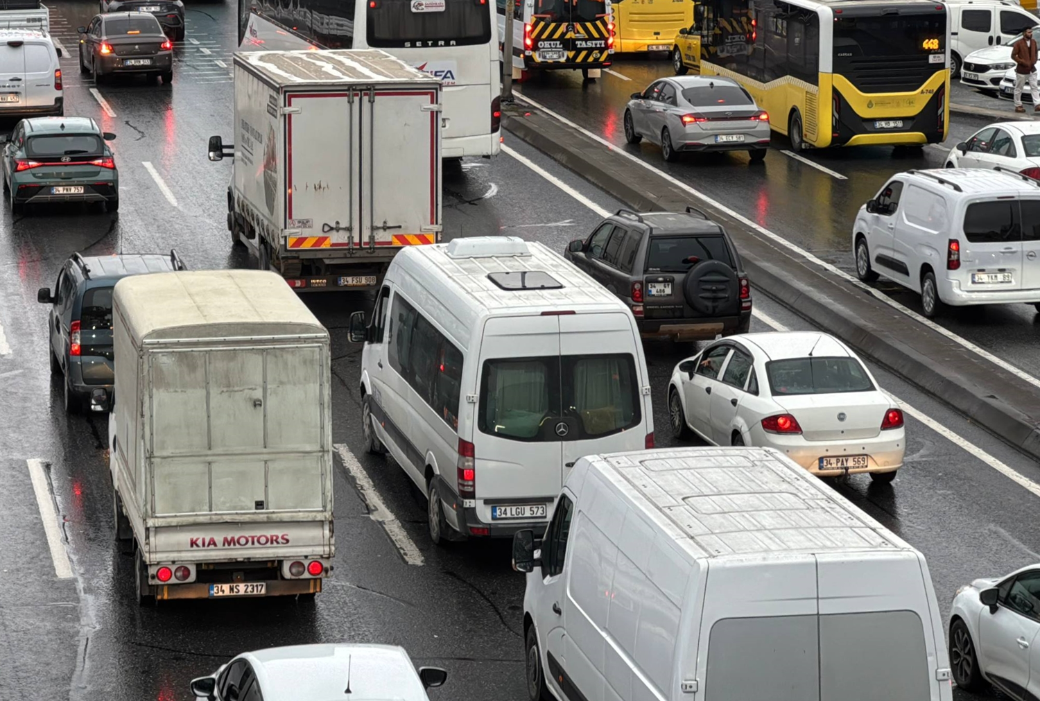 İstanbul'da yağmur sonrası trafik yüzde yüzde 80'e çıktı